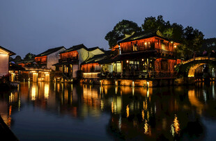 江南水乡夜景灯火映碧波