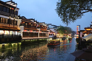 江南水乡夜景古雅韵味浓