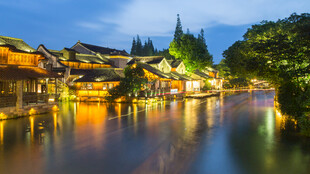 江南水乡夜景灯火映碧波