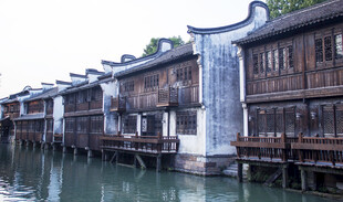 江南水乡古建临水而立