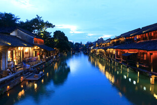 水乡夜景静谧迷人的河道