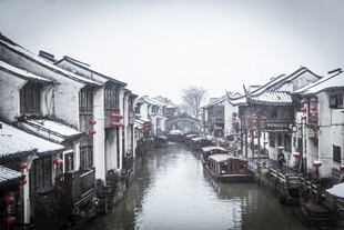 江南水乡雪景中的静谧河道