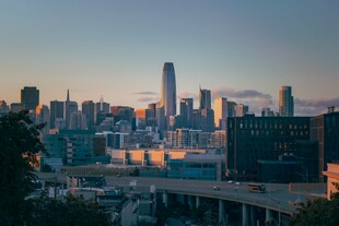 城市天际线的黄昏美景