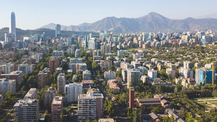 城市全景与远山风光