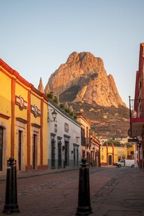 小镇街景与远处巍峨山峰