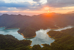 中国广西蒙山茶山湖落日晚霞风光
