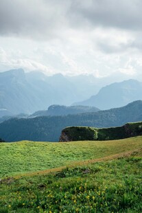 草原山峦间的壮阔景致