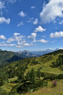 山间美景蓝天