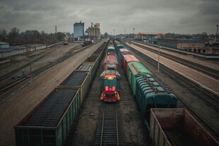 繁忙铁路货运场景