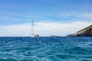 海上帆船蓝天