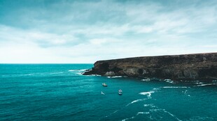 碧海蓝天旁的海岸风光