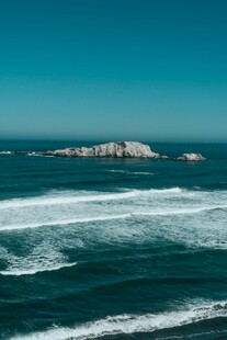 碧海白浪中的