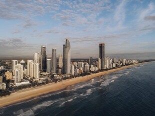海滨城市高楼林立的美景