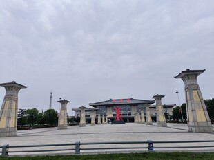 宏伟建筑前的开阔广场