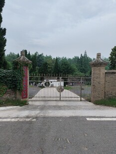 庭院入口处的铁门景观