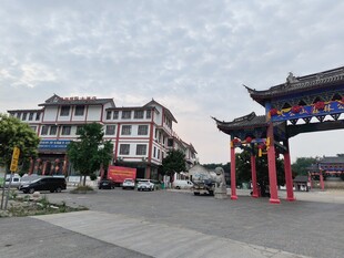 中式牌坊与周边建筑景观