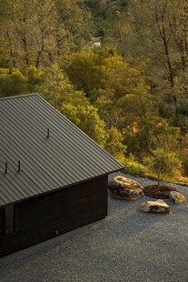 山间小屋与停放的车辆