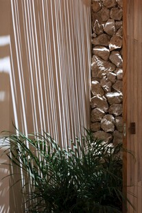 室内石墙搭配绿植景观