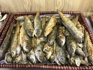 一篮干海鱼