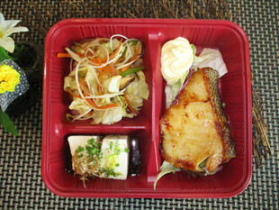 日式美味便当盒内餐食