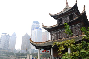 古建与现代建筑相映成趣