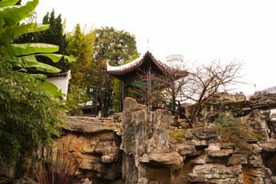 中式园林假山与亭阁景观