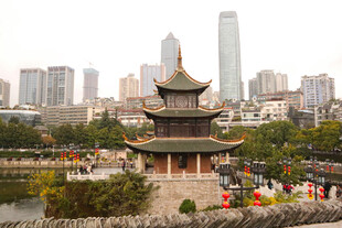 古亭映于现代都市景观中