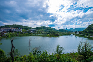 山水相依的秀丽湖景