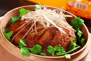 竹笼蒸制美味粉蒸肉