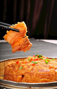筷子夹起美味粉蒸肉