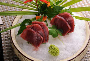精致生牛肉刺身摆盘