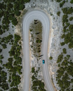 蜿蜒山间公路