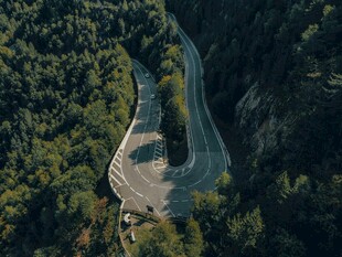 蜿蜒山路穿梭于葱郁山林
