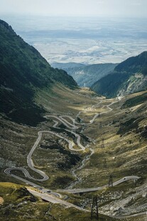 山间蜿蜒公路美景