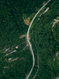 蜿蜒公路穿行