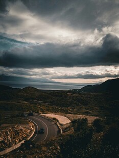 蜿蜒公路与壮阔天空美景