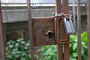 生锈铁锁与围栏