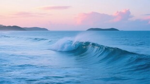 海边日落时的翻涌海浪