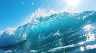 蓝色海浪与阳光闪耀瞬间