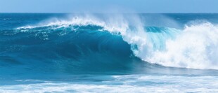 蓝色大海中的壮观海浪