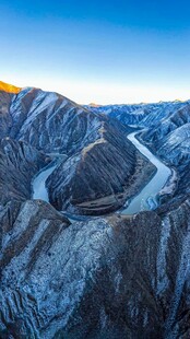 雪山河流