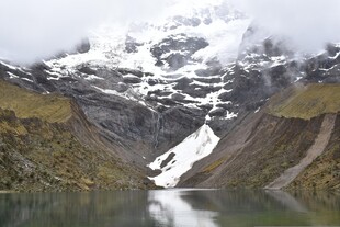 雪山倒映在静谧湖面上