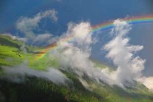 山间彩虹美景