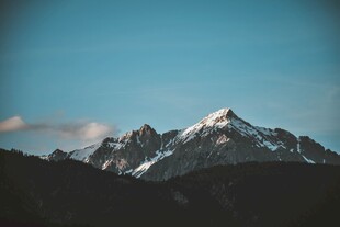 巍峨雪山映蓝天