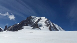 巍峨雪山