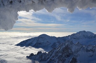 云端雪山美景