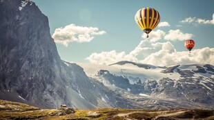 高山间的梦幻热气球之旅