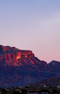 夕阳下的壮丽红色山峦