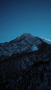 雪覆山峦的壮丽自然景观
