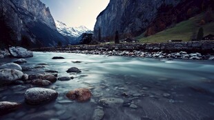 山间溪流与嶙峋怪石景观